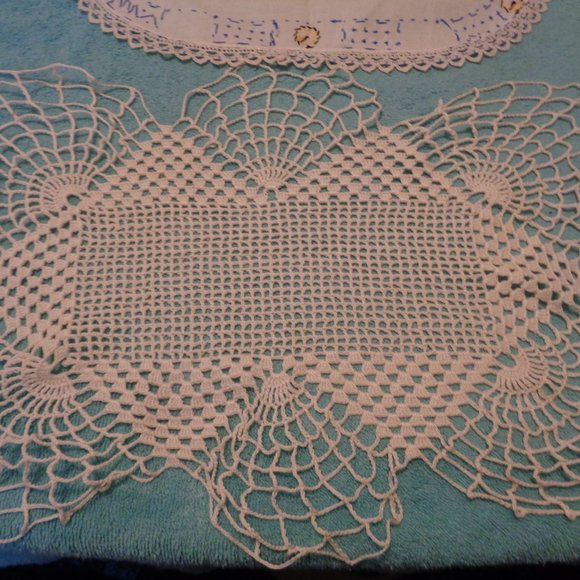OLD MONEY 3 HAND CROCHETED VINTAGE DOLIES & 1 EMROIDERED VANITY RUNNER … - Picture 5 of 8